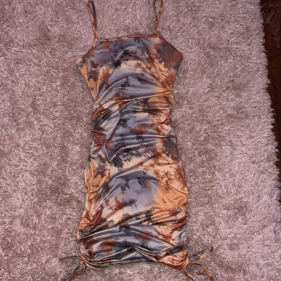 Colorful fitted dress. Adjustable lengths. - Picture 1 of 4